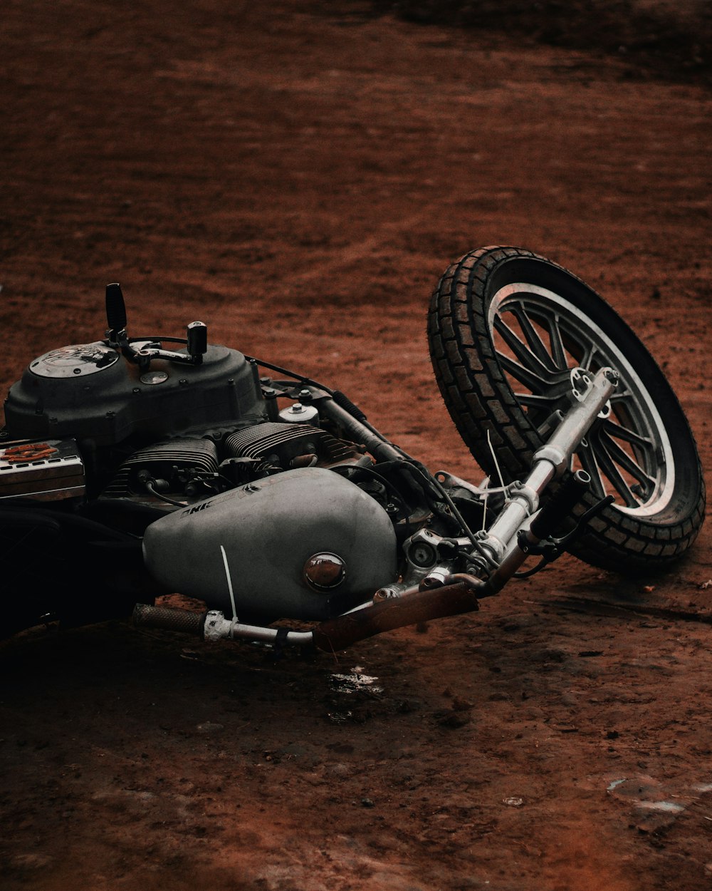 motocicleta cinza e preta