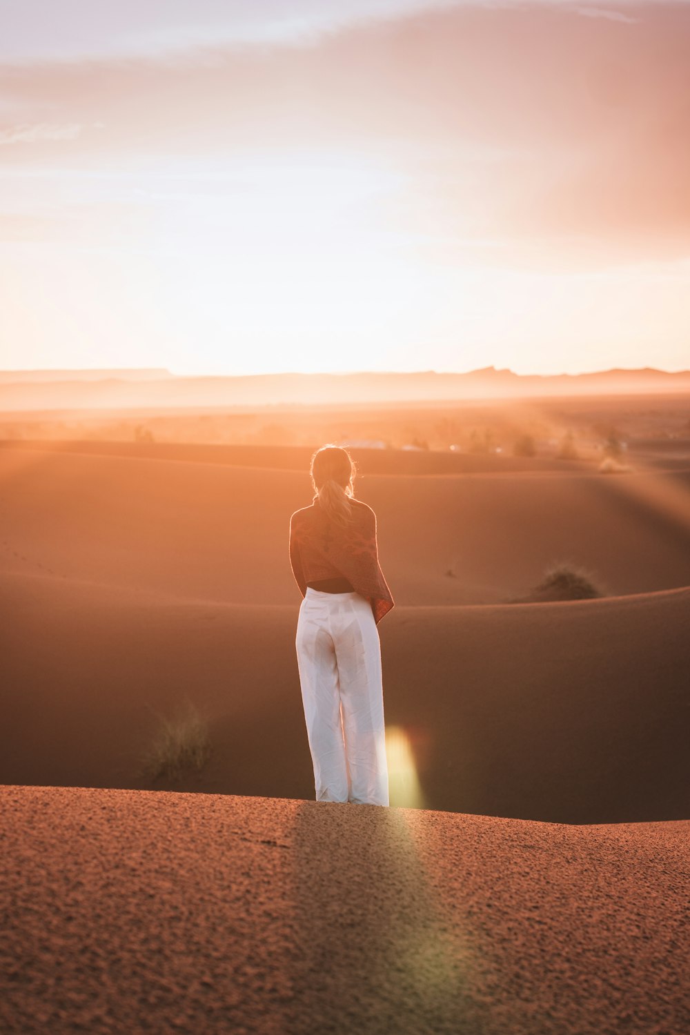 mulher em pé no campo de areia