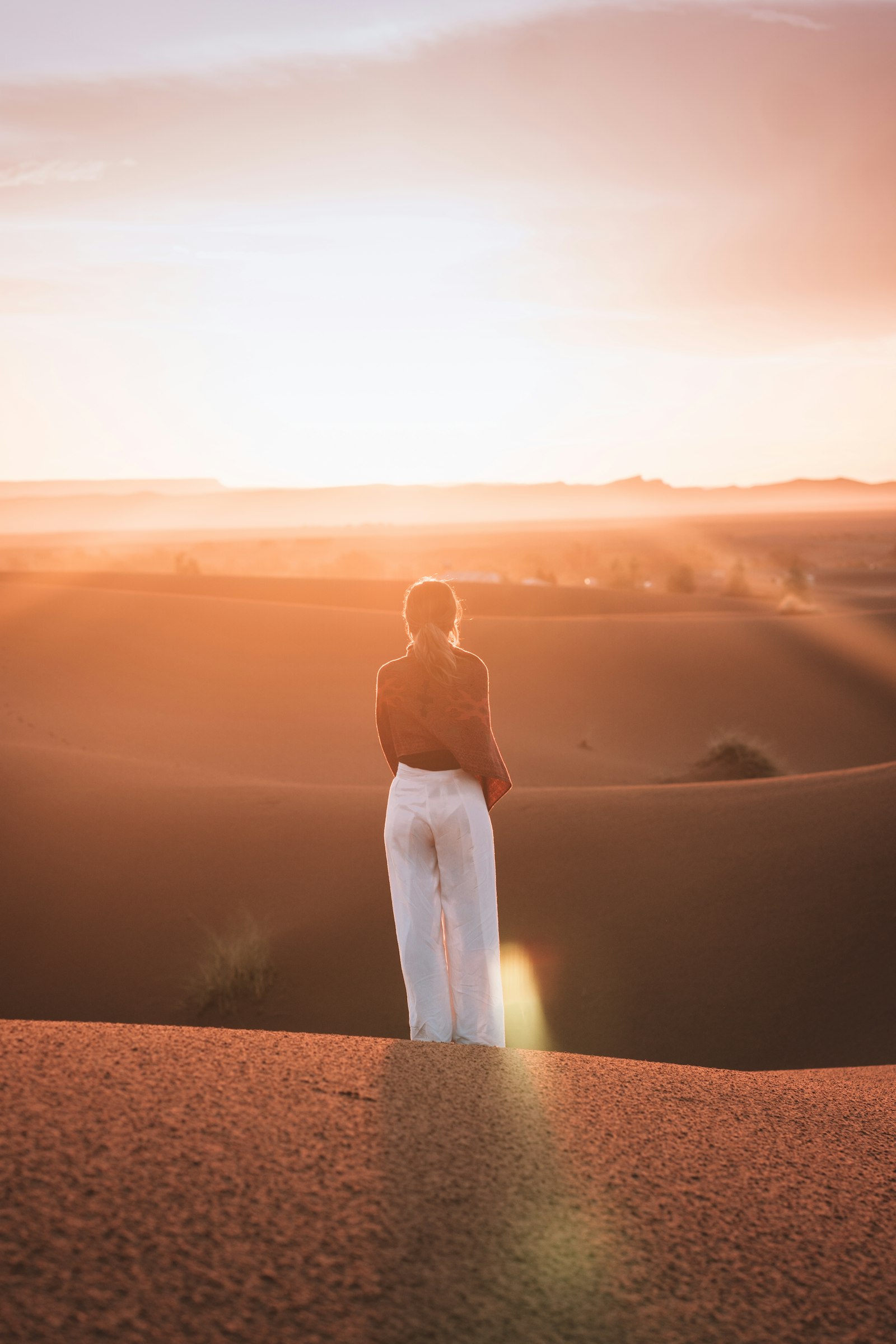 Sony a6300 + Sony FE 85mm F1.8 sample photo. Woman standing on the photography