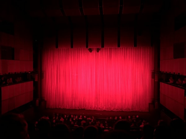 Théâtre vide avec rideaux rouges et lumière dramatique