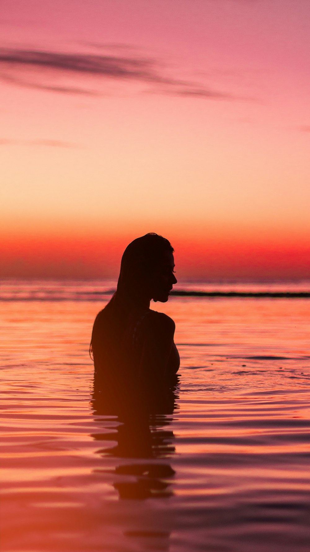 水面に浮かぶ女性のシルエット