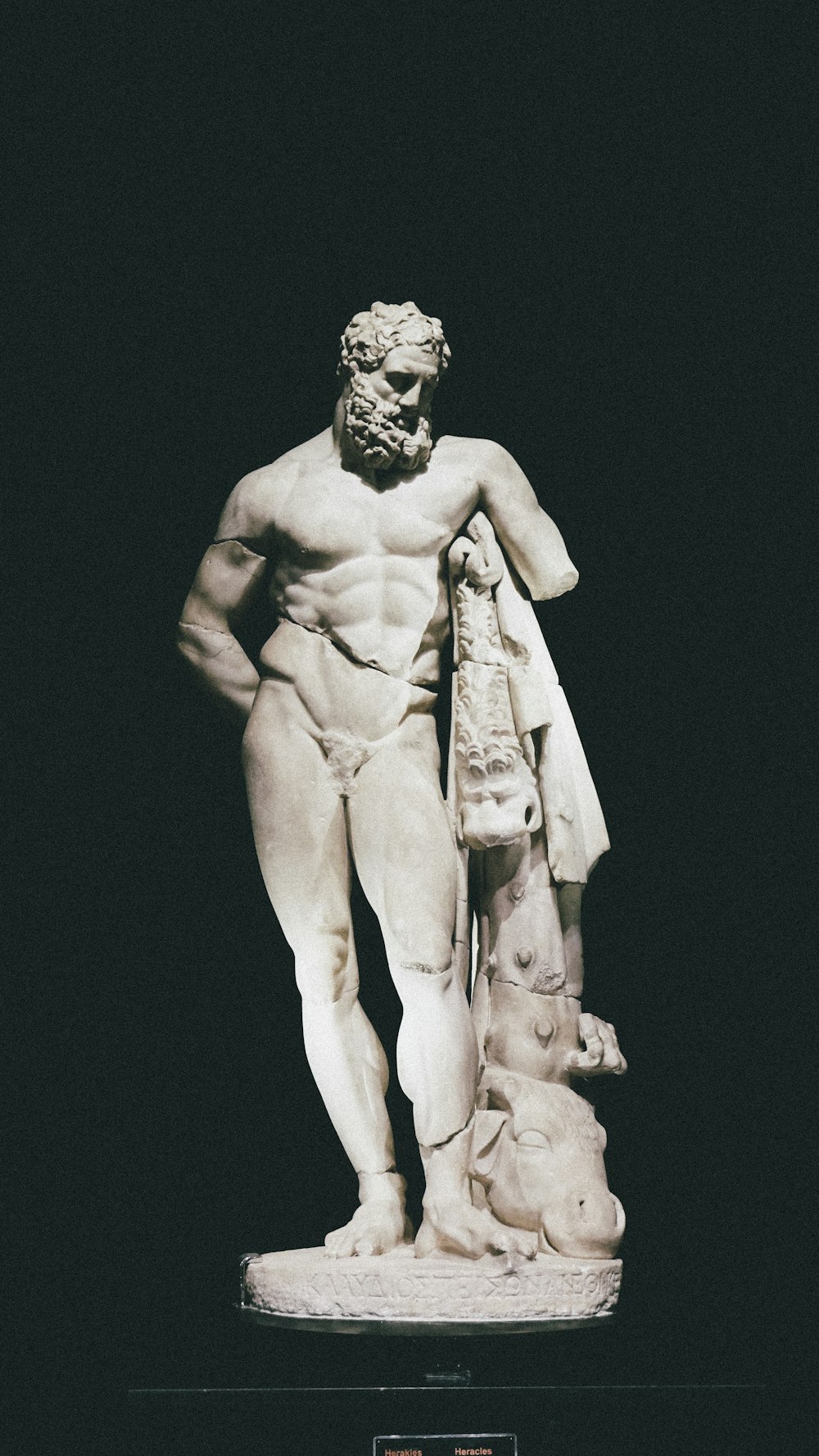 estatua del hombre desnudo