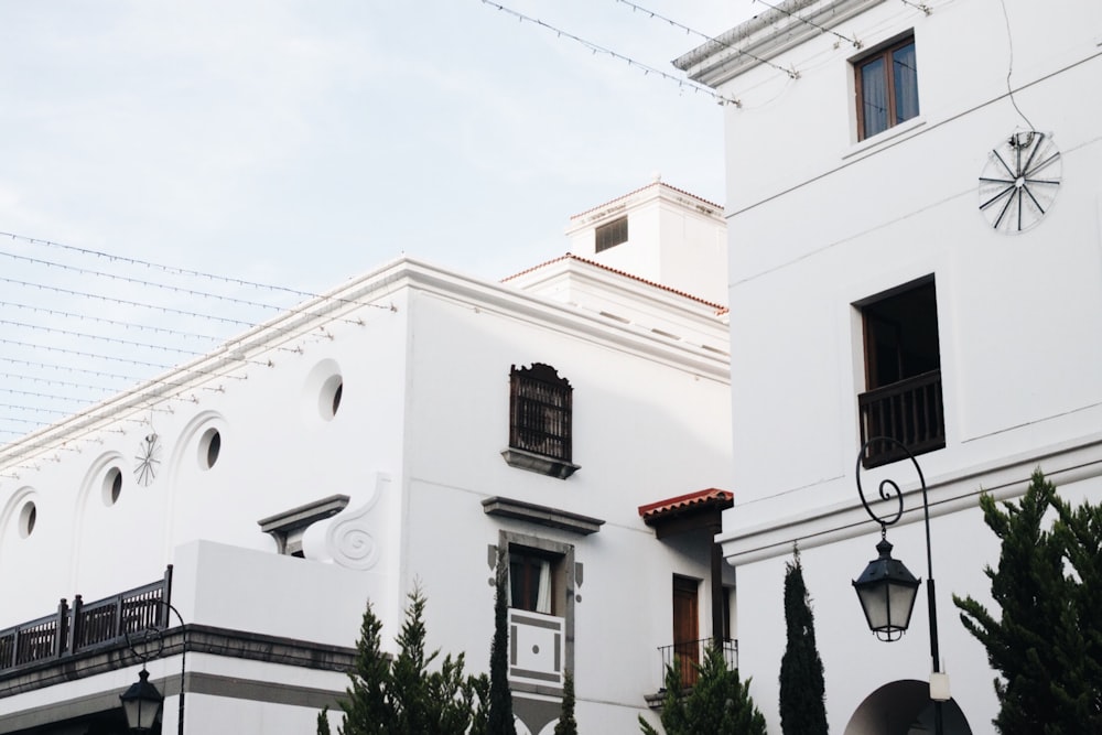 Edificios de hormigón blanco durante el día