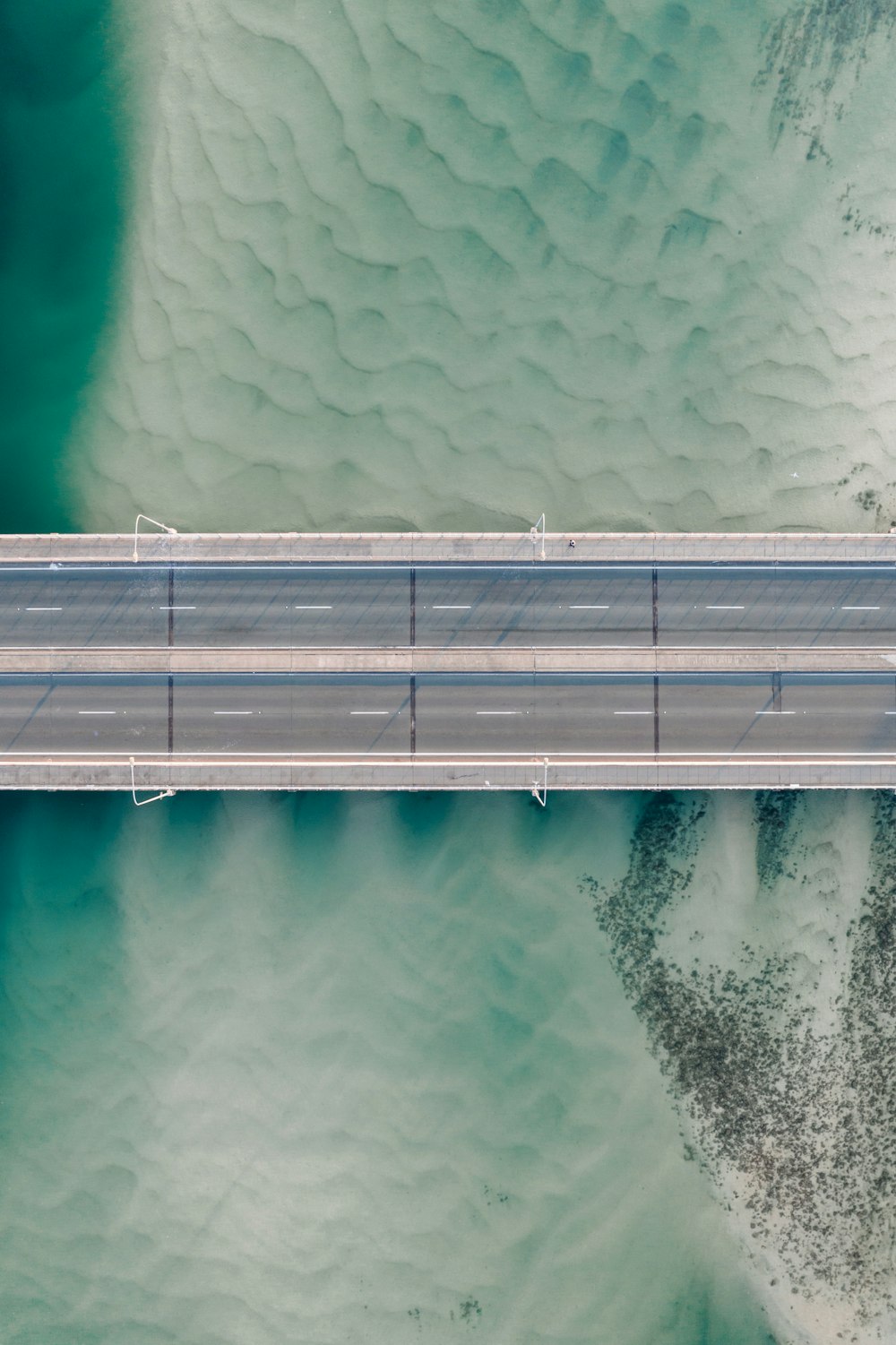 foto de alto ângulo da estrada de concreto cinza