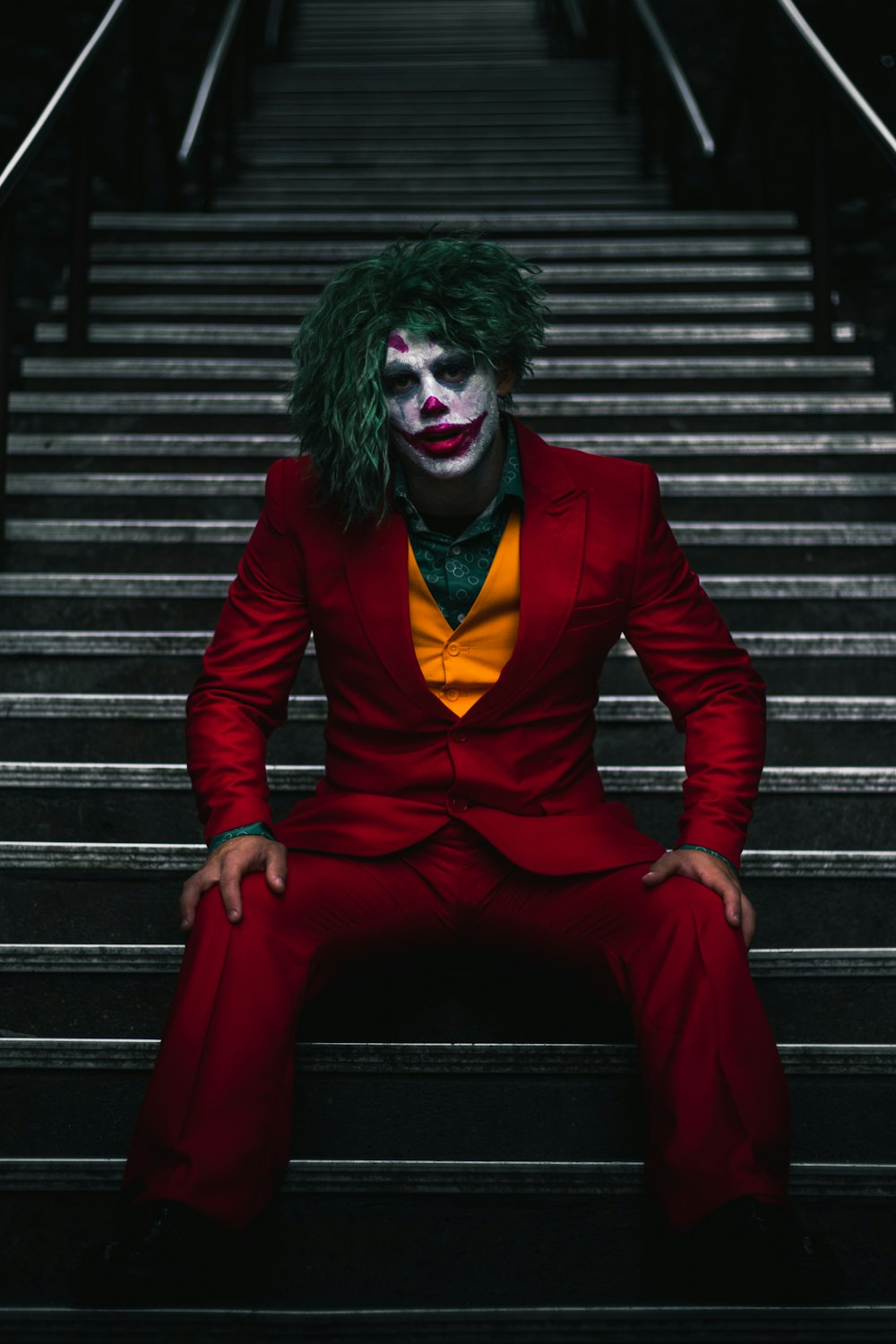 Coringa sentado nas escadas