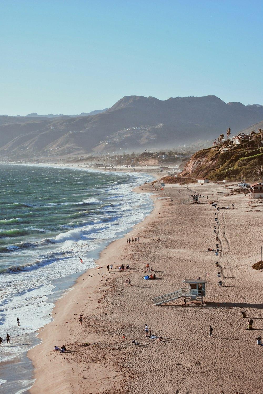 pessoas à beira-mar durante o dia