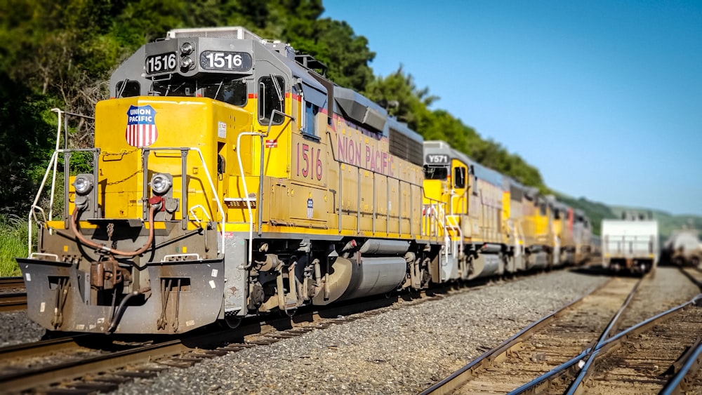 Fotografia de foco seletivo do trem 1516 amarelo e cinza durante o dia