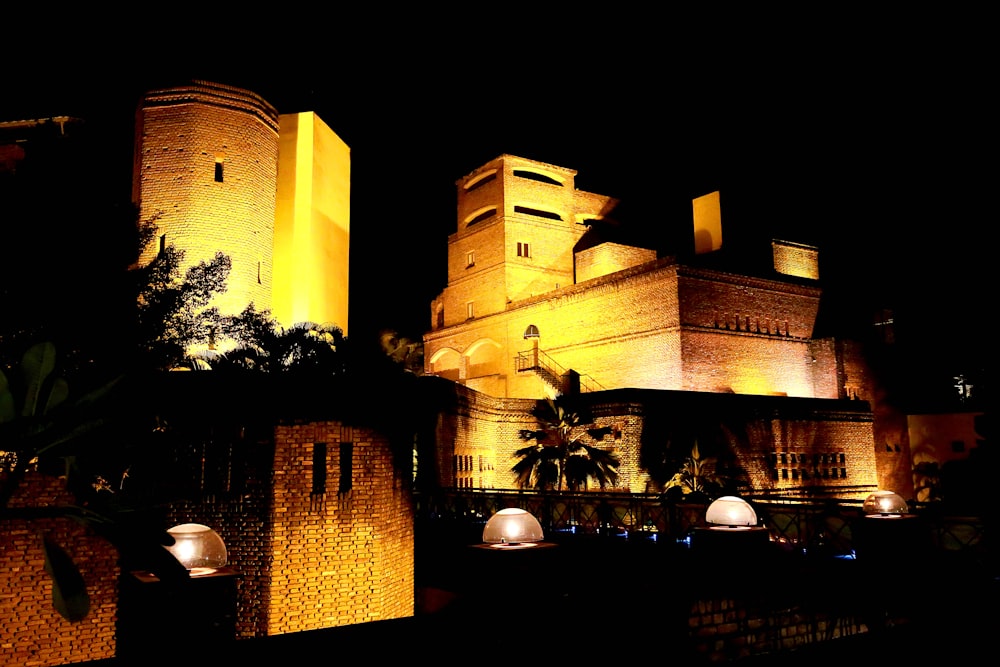 Château jaune pendant la nuit