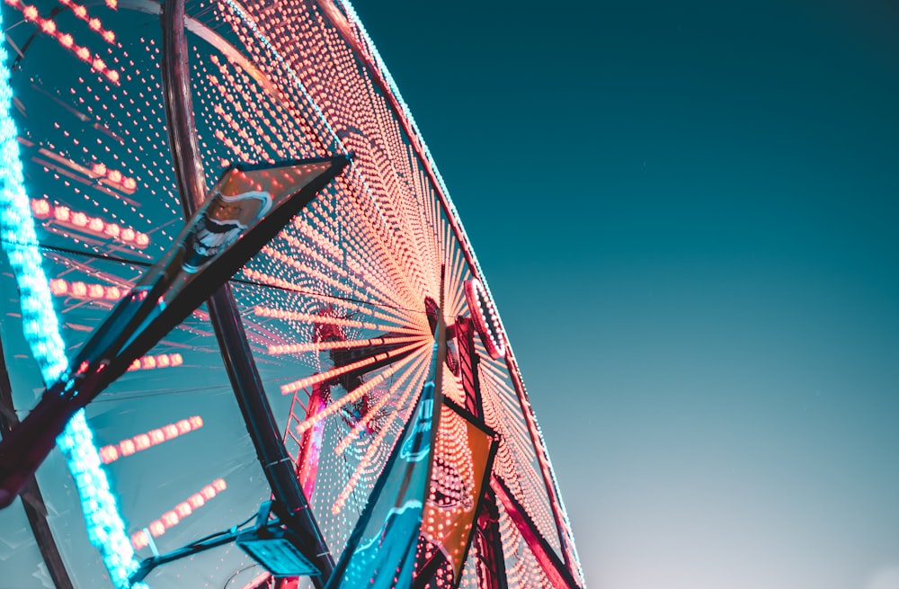 Blick aus der Wurmperspektive auf ein beleuchtetes Riesenrad