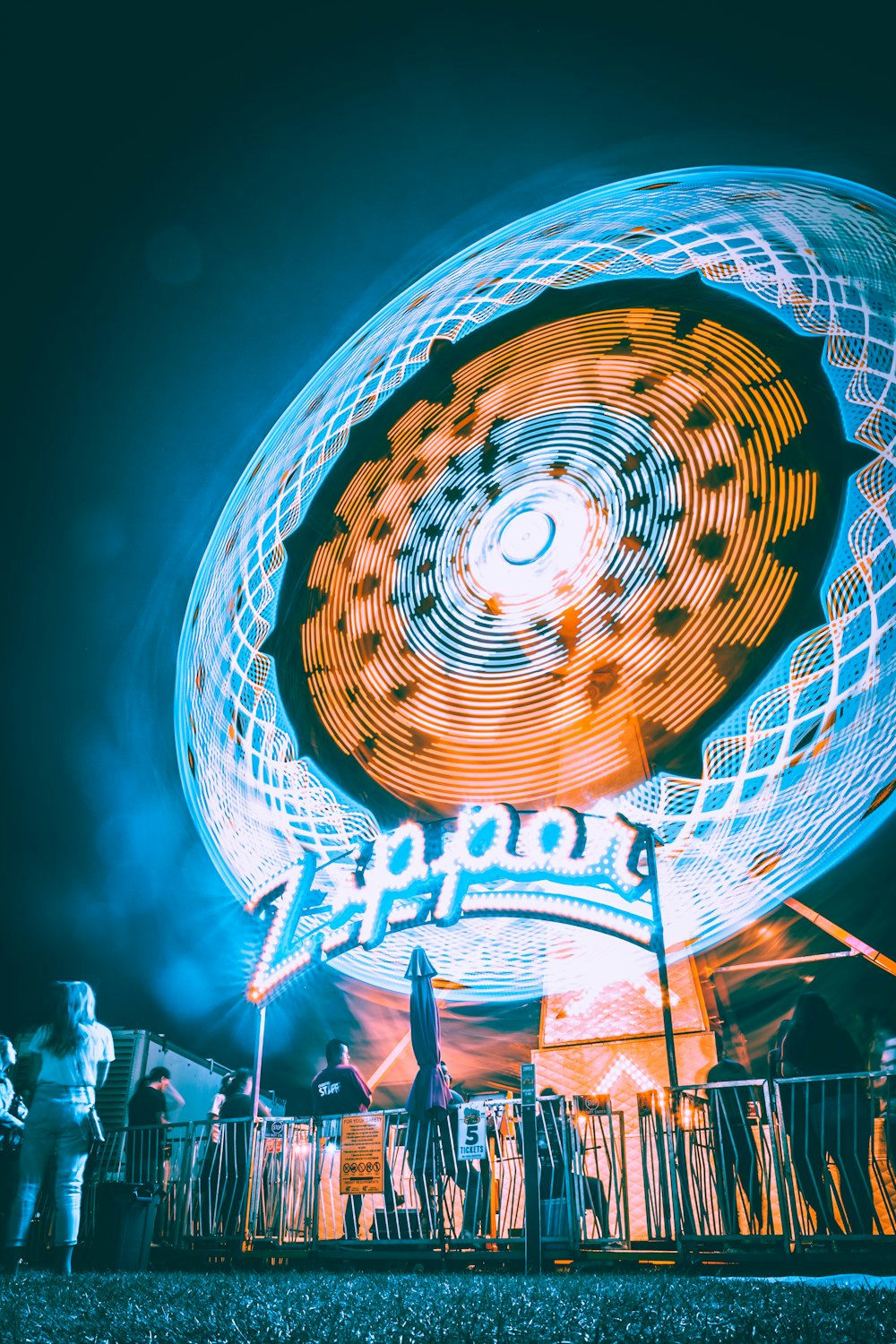 panning photo of ferris wheel