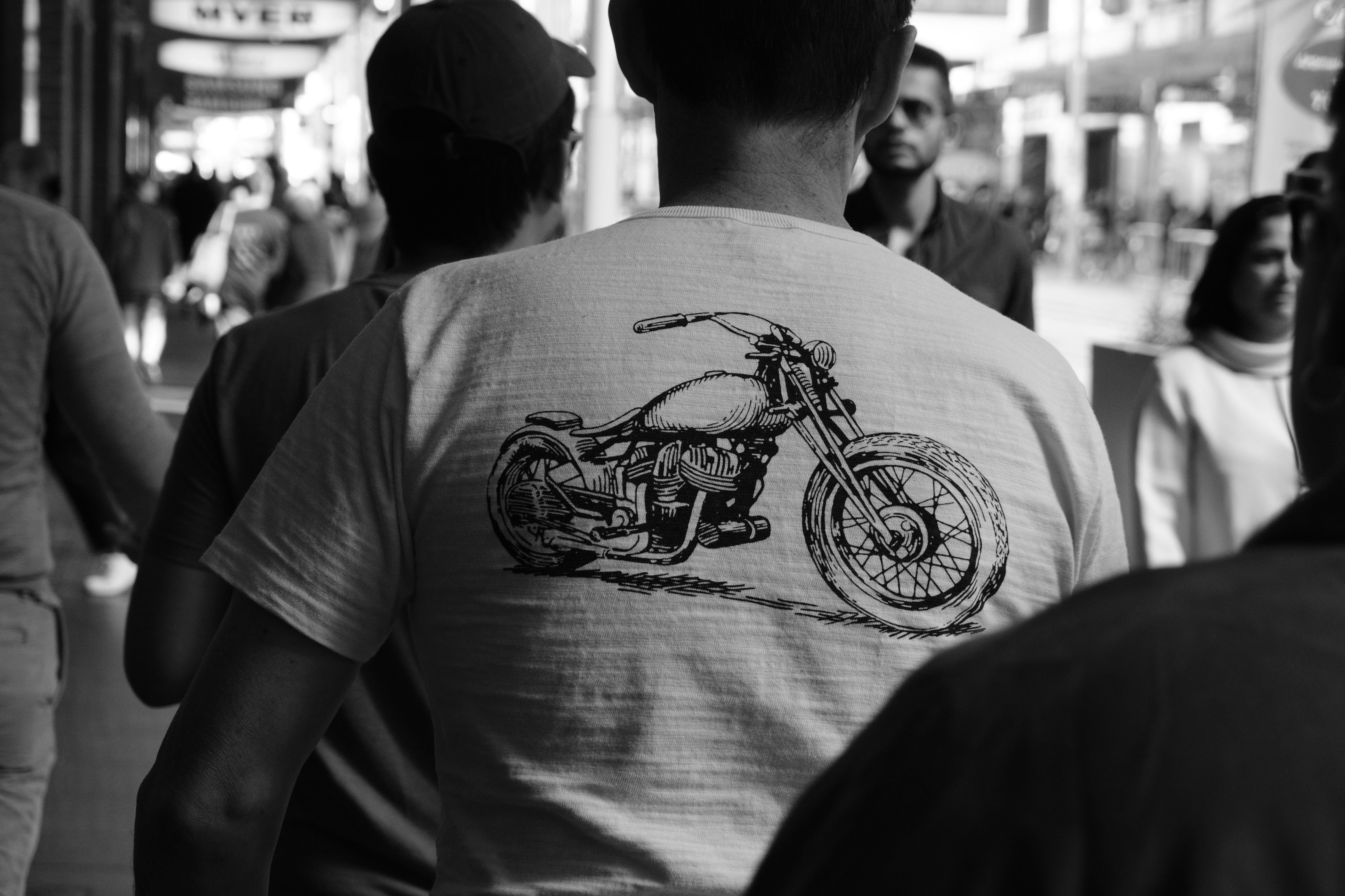 photo-1568447350776-3695690a443c?ixid=M3wxMjA3fDB8MXxzZWFyY2h8M3x8bXVzY2xlJTIwbW90b3JiaWtlJTIwa2lkcyUyMHQtc2hpcnRzfGVufDB8fHx8MTc2MjkwNzE0N3ww\u0026ixlib=rb-4.1.0