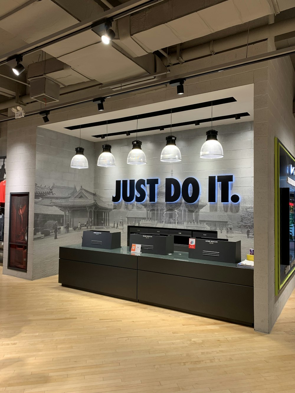Foto Tienda Nike con Just Do It. señalización – Imagen Gris gratis en  Unsplash