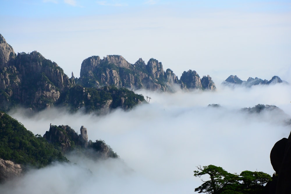 Una vista de una cadena montañosa cubierta de niebla