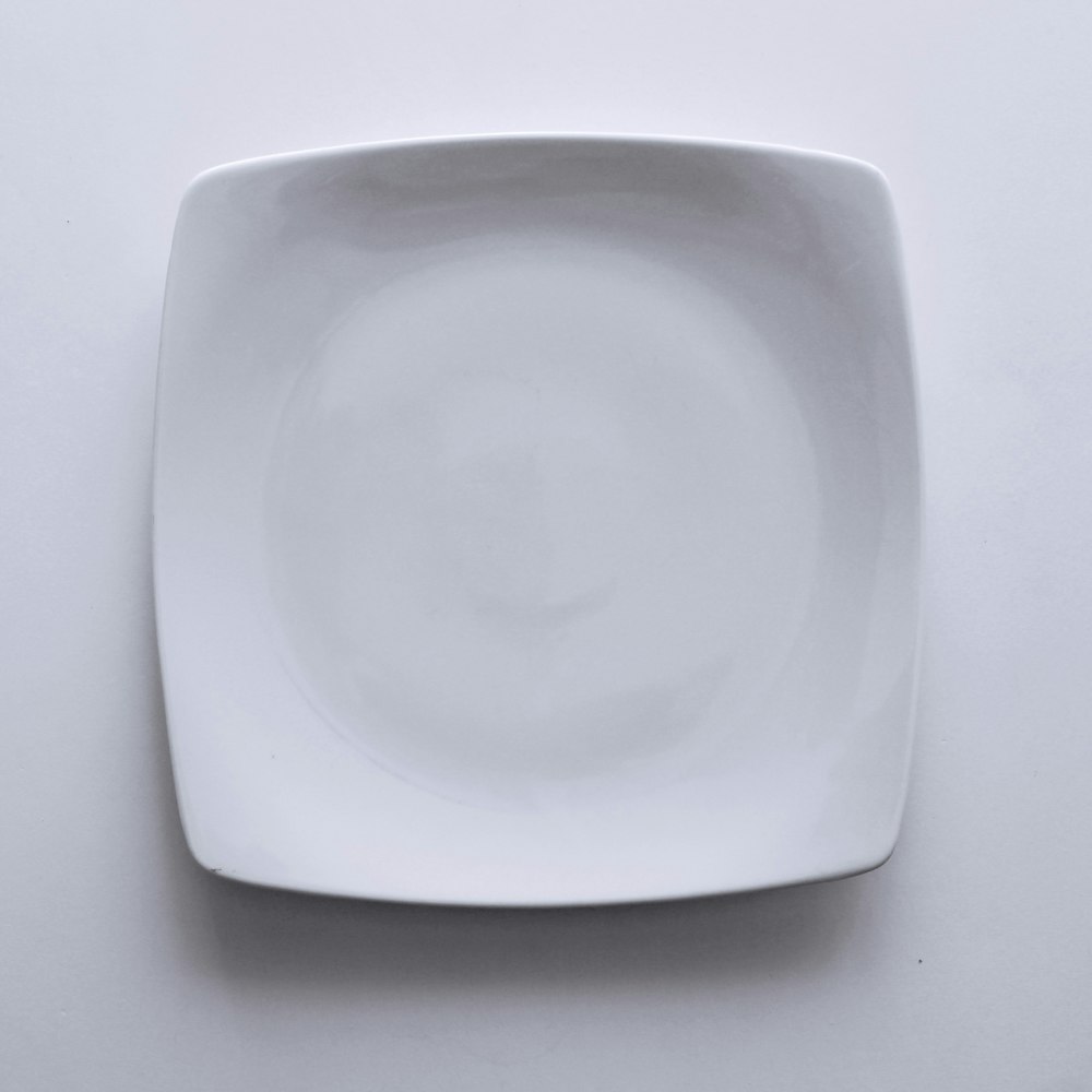 흰색 직물에 빈 세라믹 접시