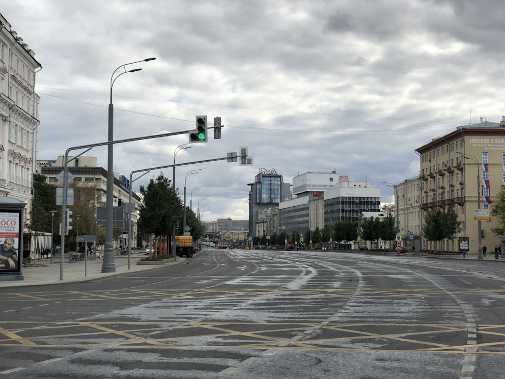 a green traffic light on a city street