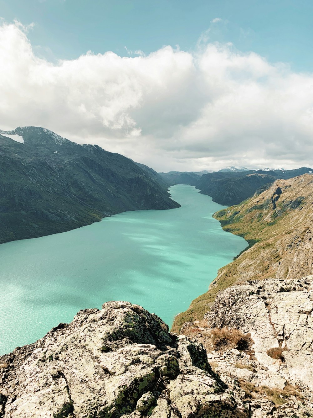 Fluss und Berge tagsüber