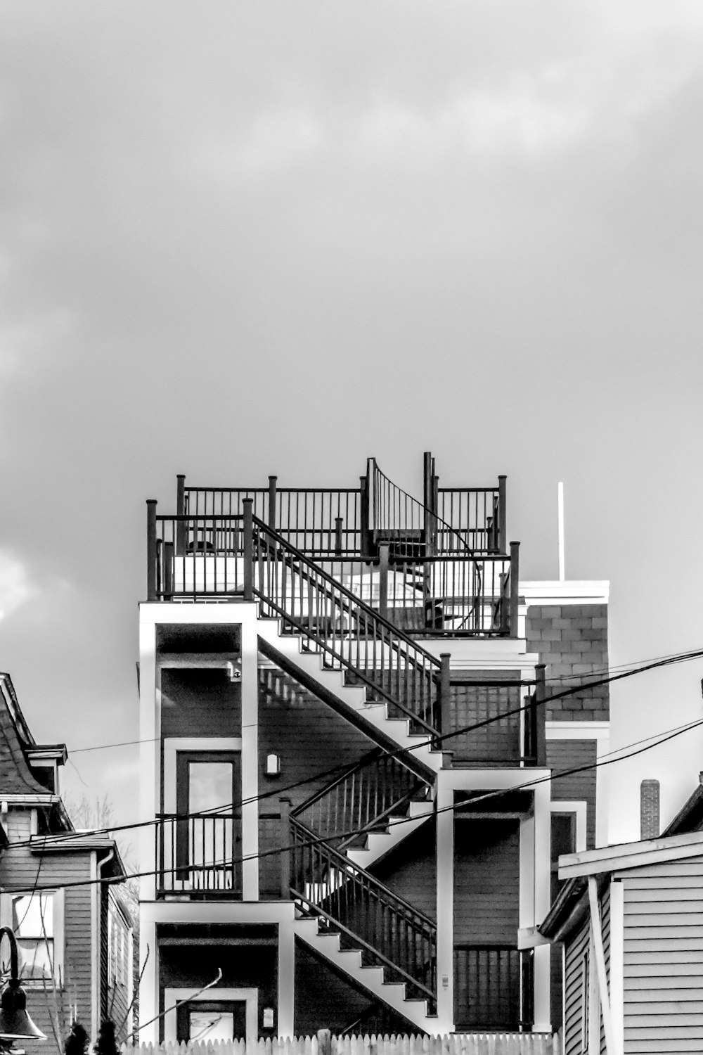 Photographie en niveaux de gris d’un bâtiment en béton