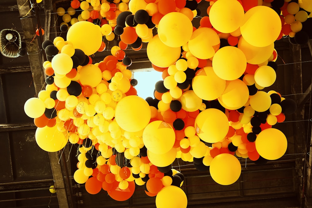 Globos amarillos y rojos colgados