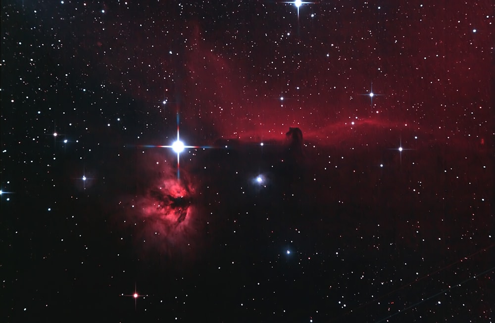 Nubes y estrellas rojas del espacio