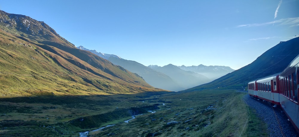 montagnes sous un ciel bleu clair