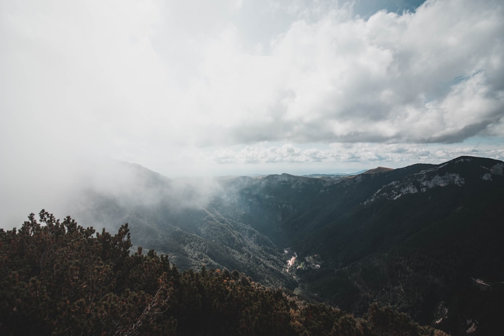 Una vista de las montañas desde un punto de vista alto