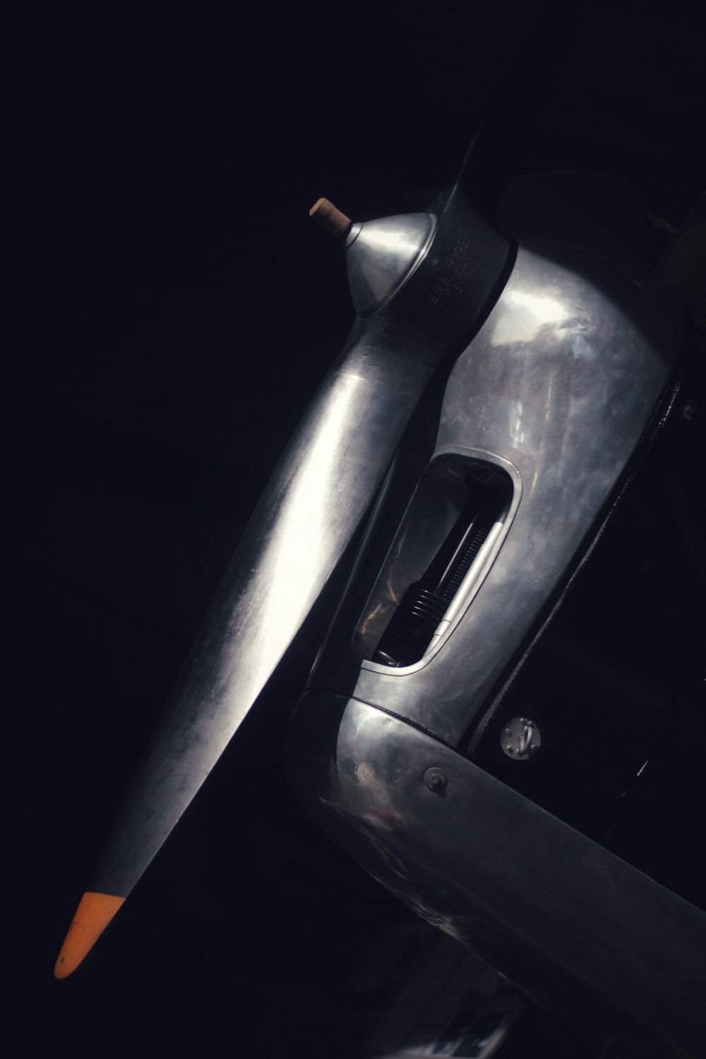 um close up de um objeto de metal no escuro