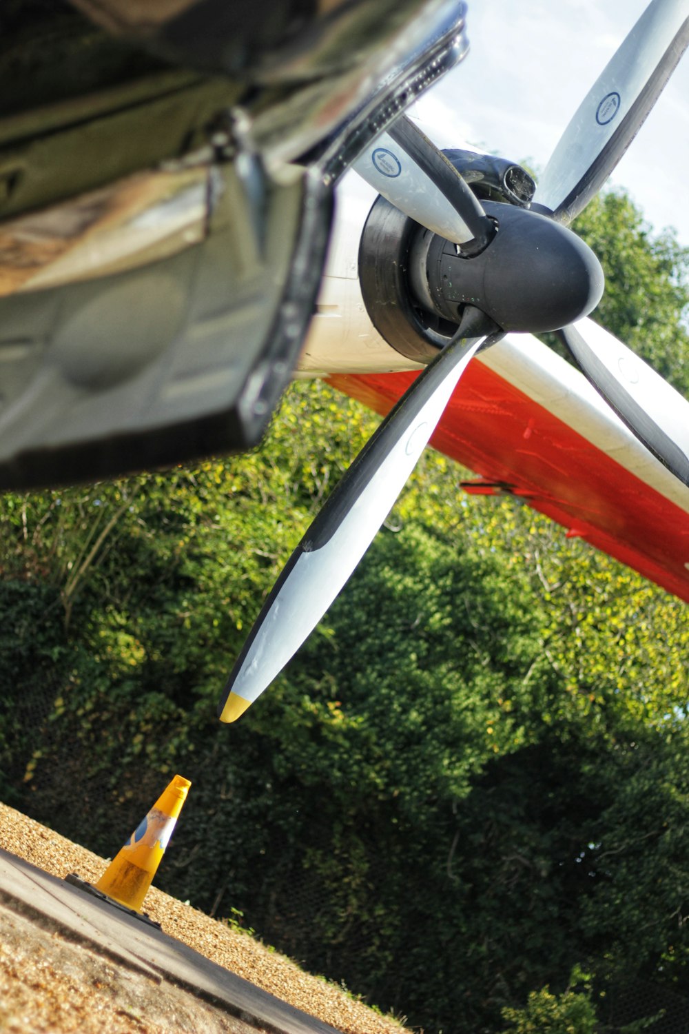 avião branco e vermelho