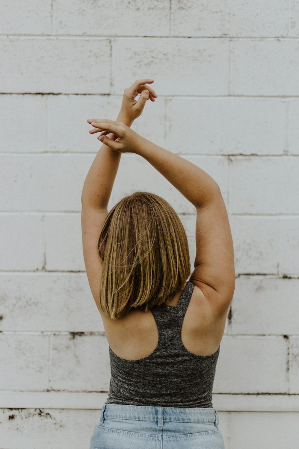 woman wearing grey tank top