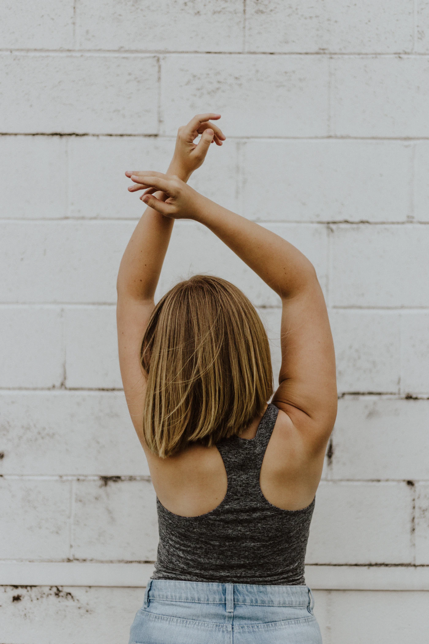 Femme apaisée prenant un moment de bien-être, illustrant l'importance du repos et du soin de soi pendant le suivi du cycle