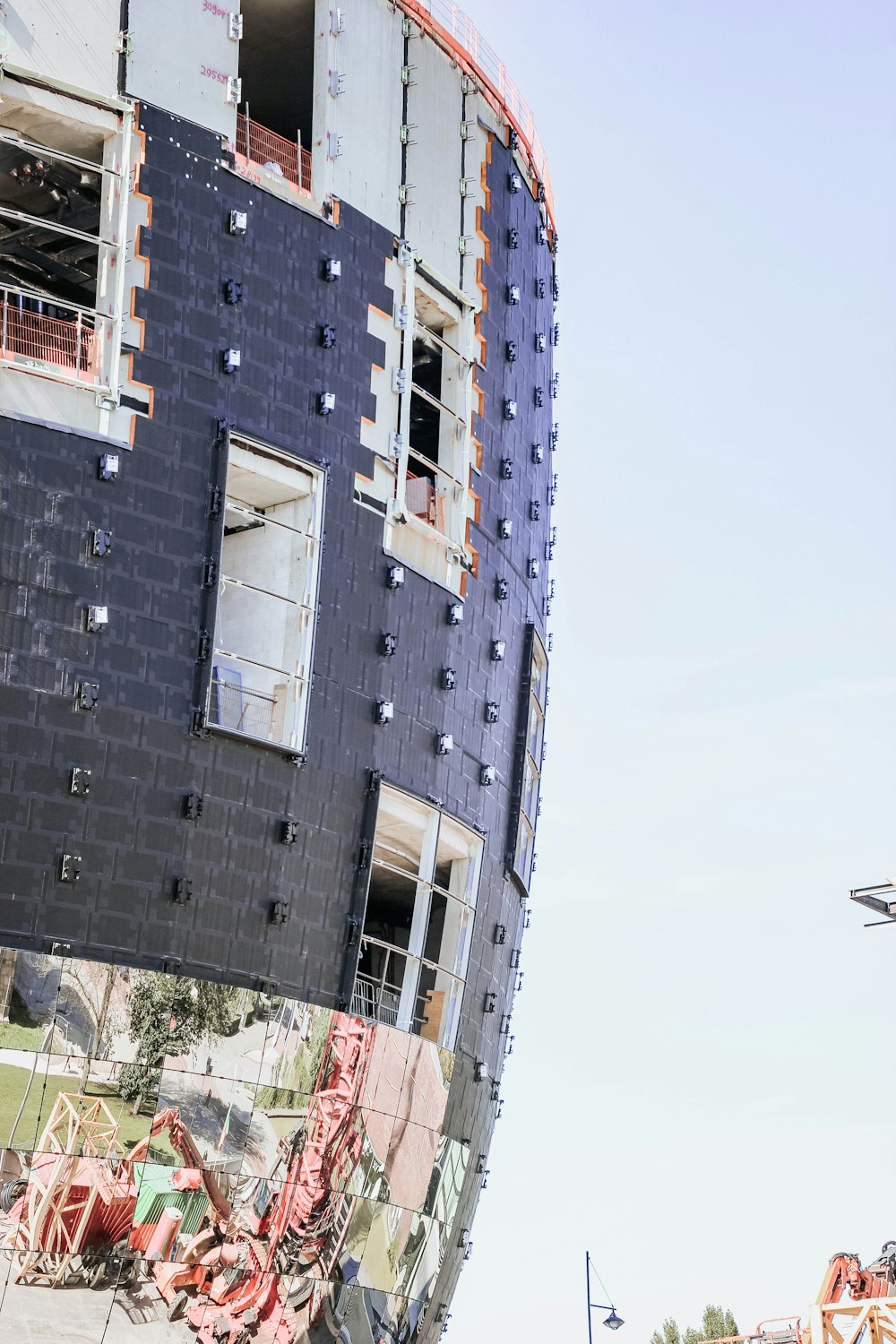 Bâtiment multicolore avec fenêtres pendant la journée