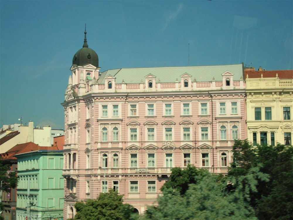 facciata dell'edificio beige e verde vicino agli alberi