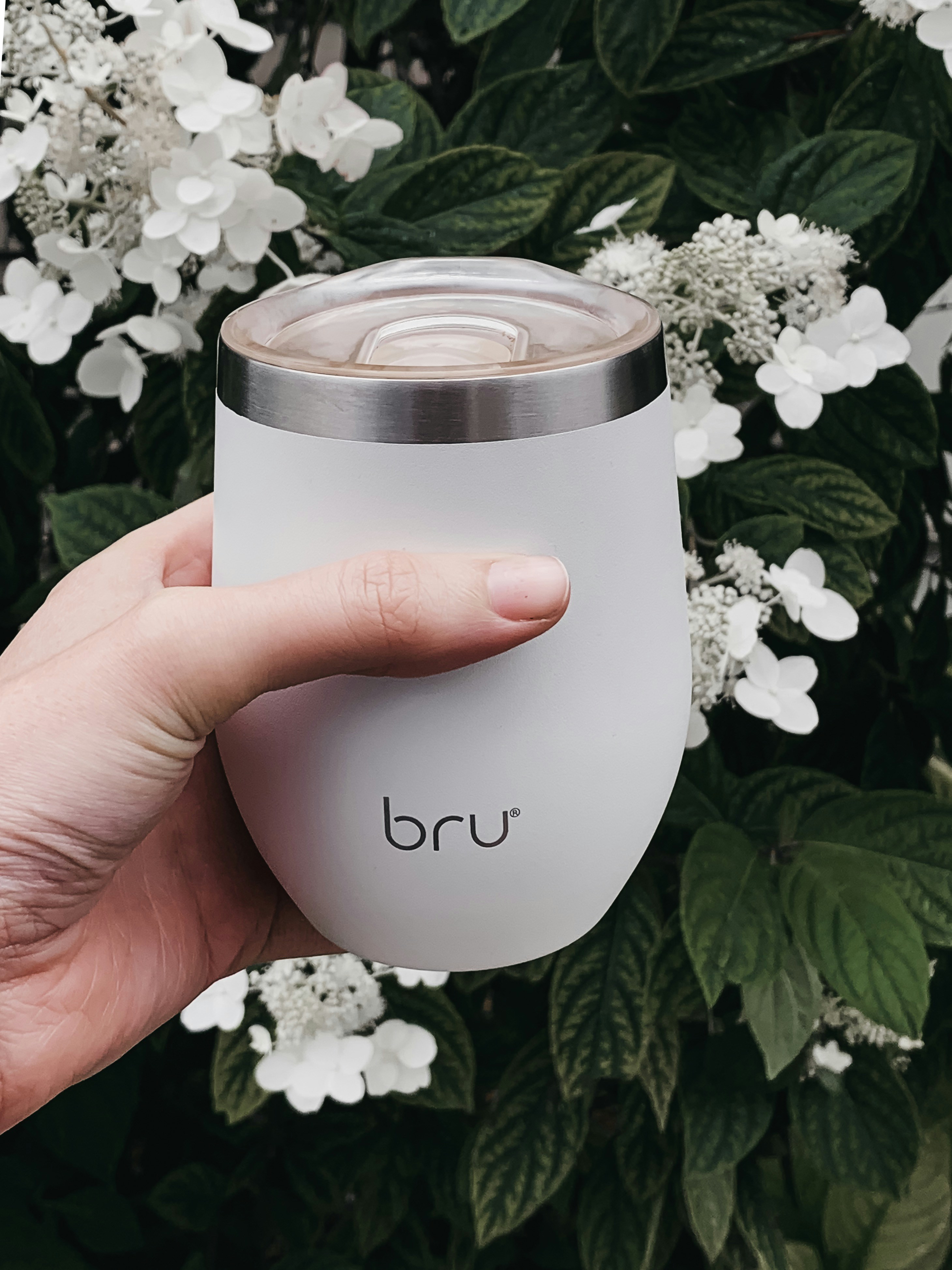 Person, die Behälter hält