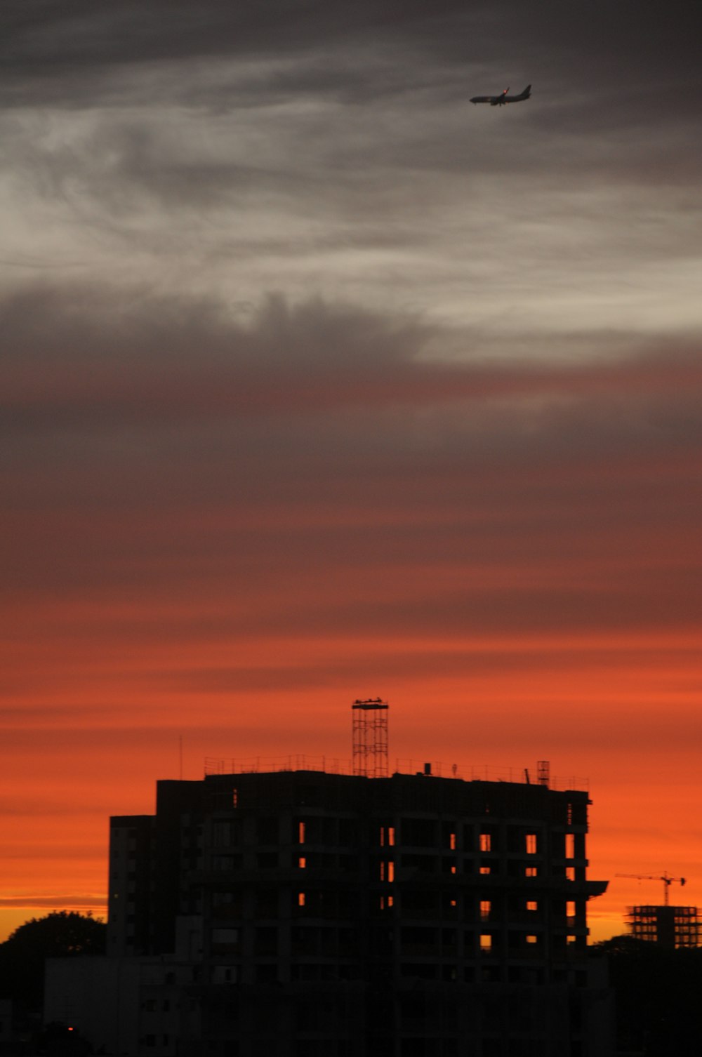 Graustufenfoto des Gebäudes