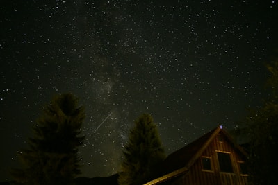 Night sky filled with stars over a rustic cabin in the Sierra Tarahumara
