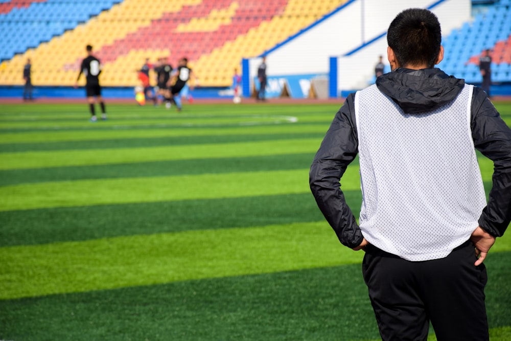 pessoa olhando para o campo de futebol