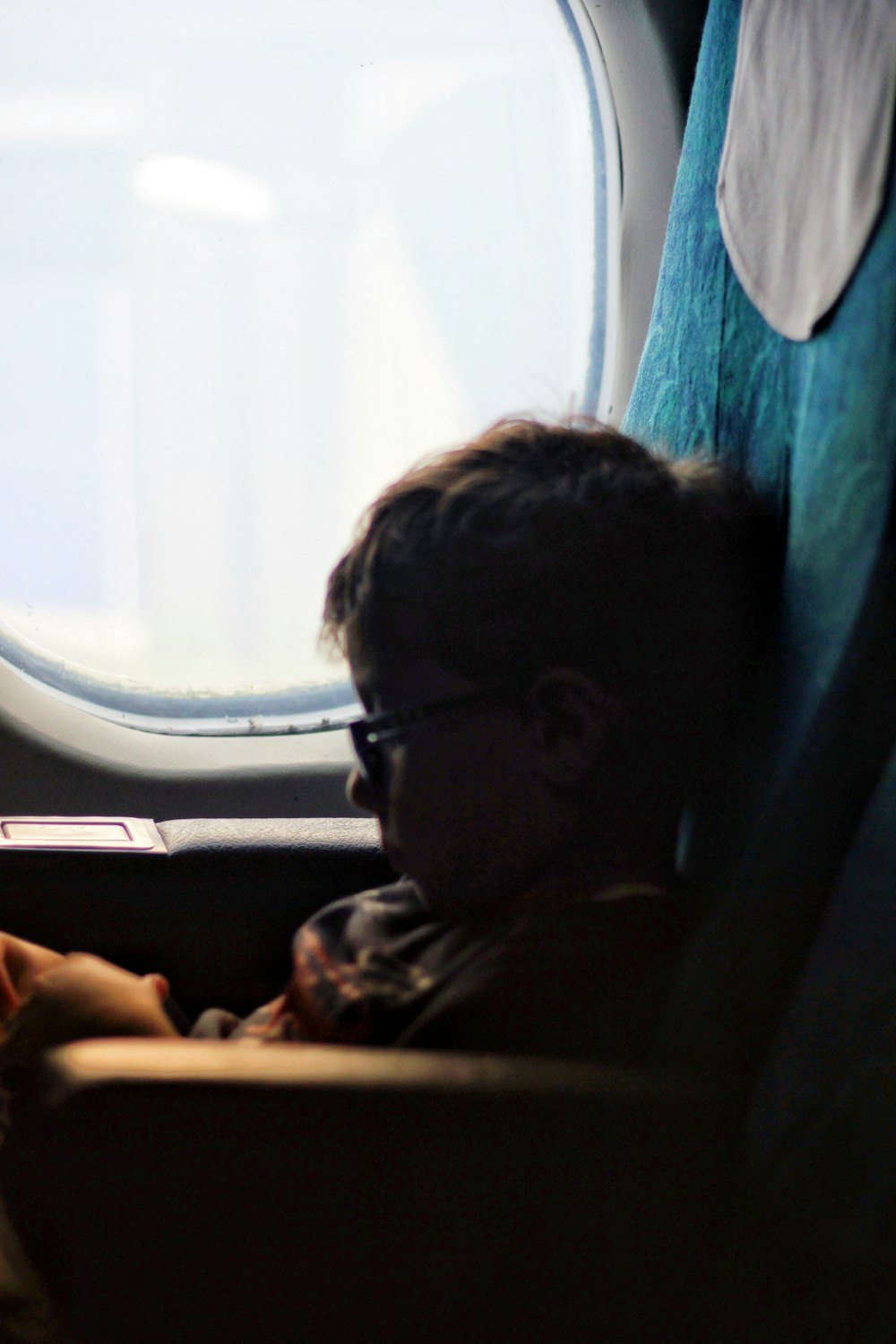 niño pequeño dentro del avión de pasajeros