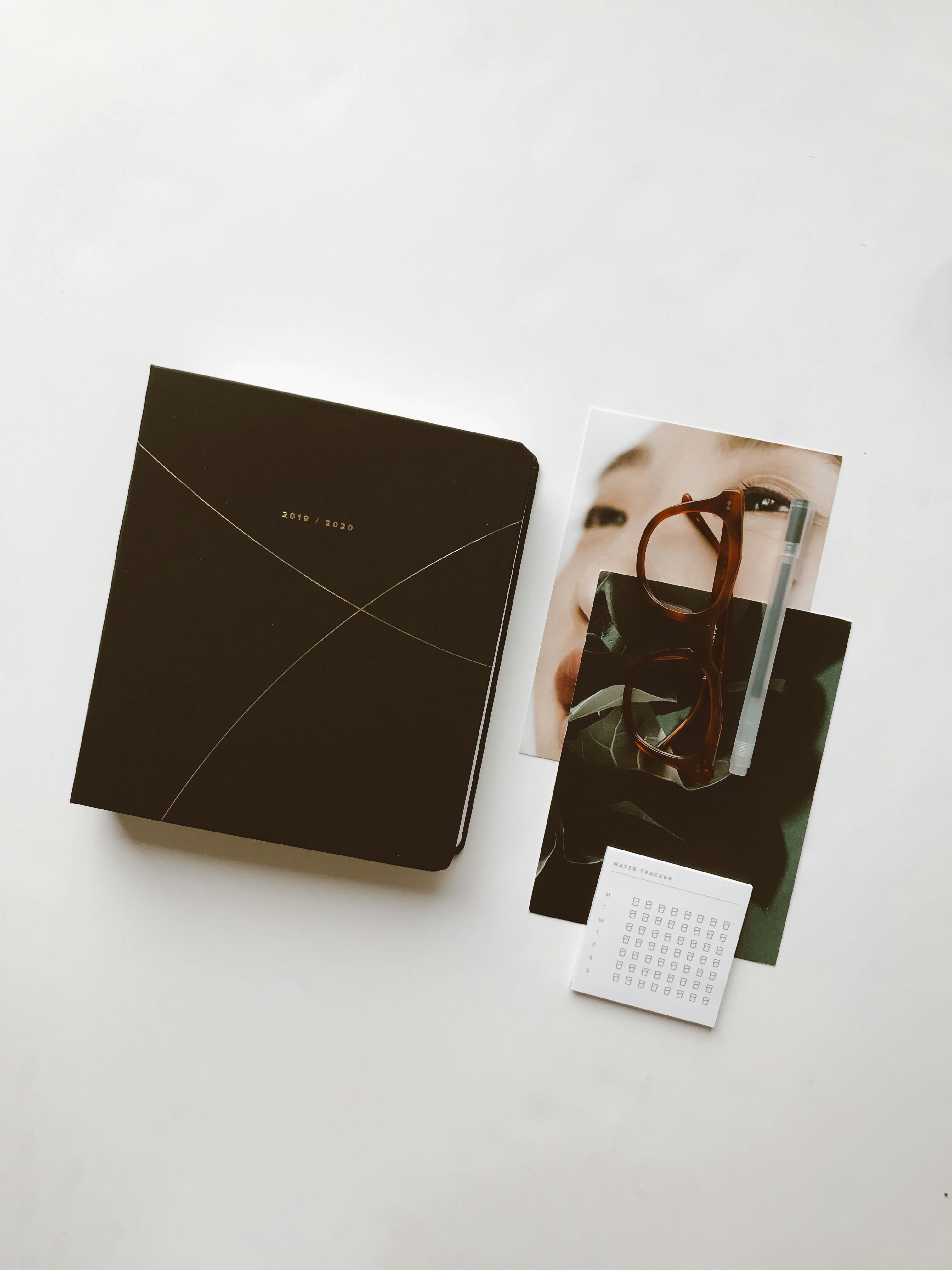 livro ao lado de óculos na mesa