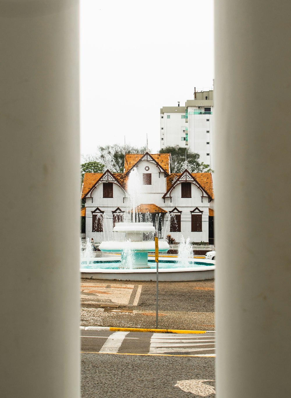 Fuente al aire libre al lado de la casa durante el día