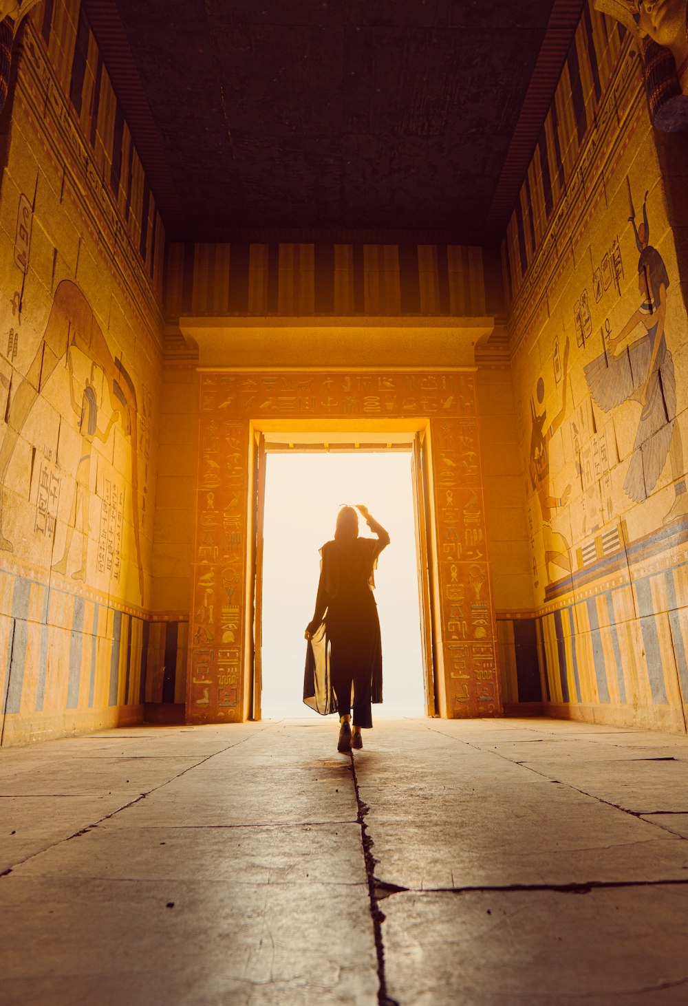 femme debout à l’intérieur de la pièce