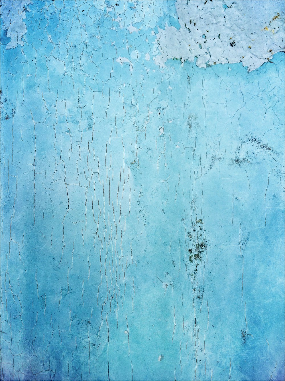 una pared azul con pintura descascarada