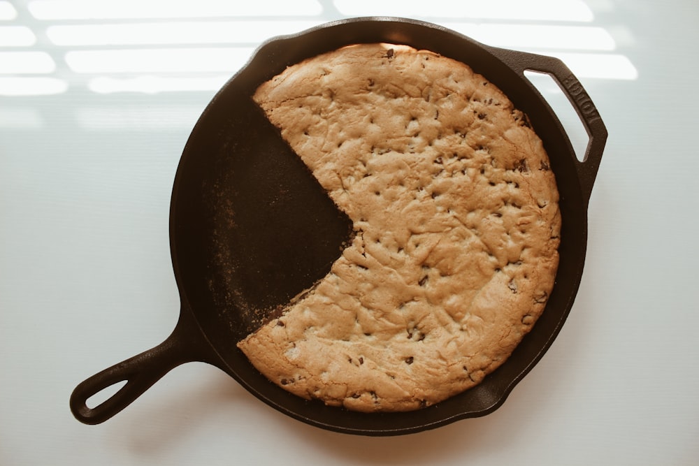round black cast-iron pan with bread