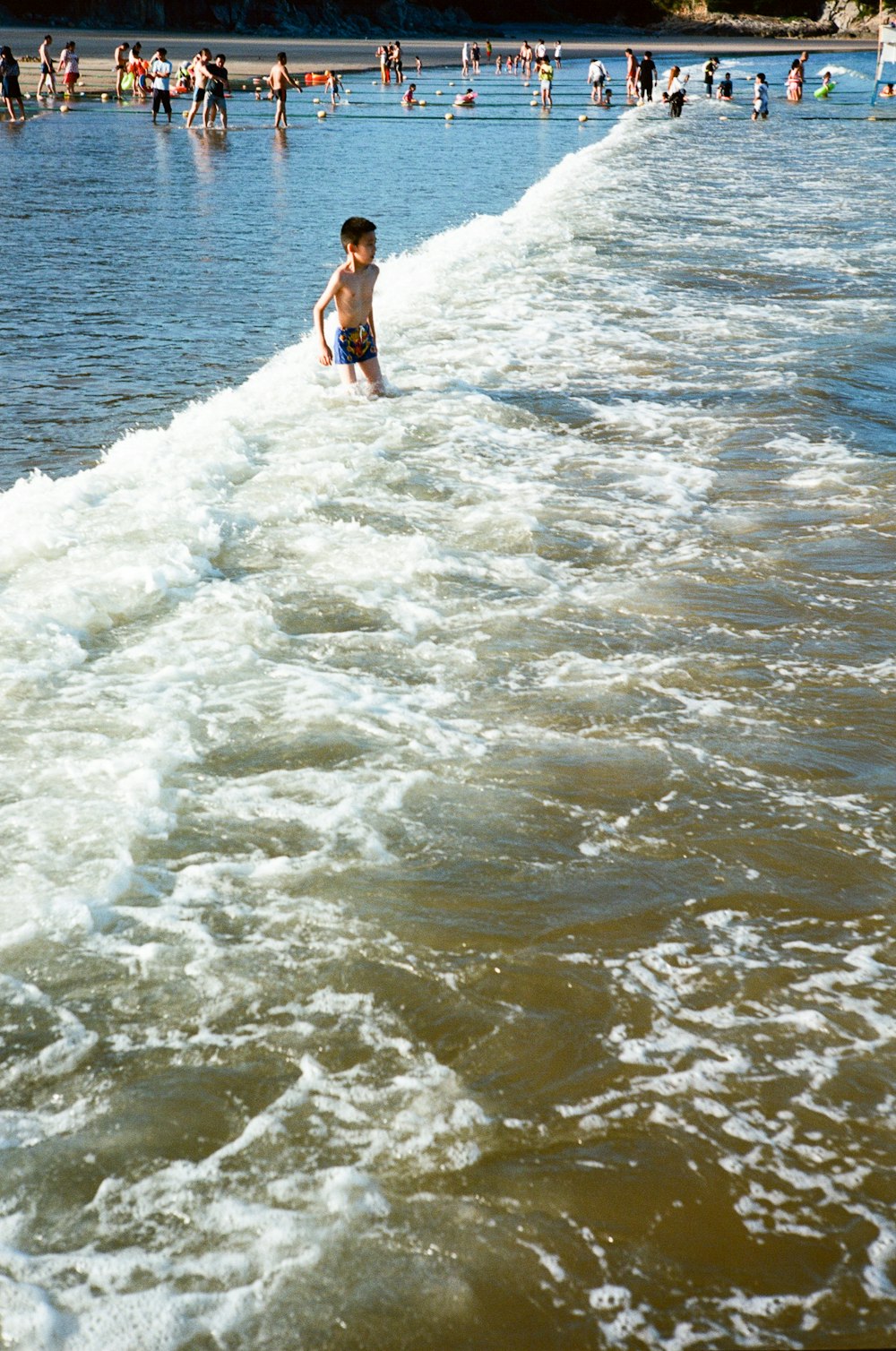 Foto Personas bañándose en la playa durante el día – Imagen Mar gratis en  Unsplash
