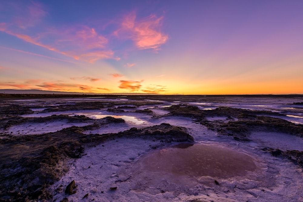 Il sole sta tramontando su un grande specchio d'acqua