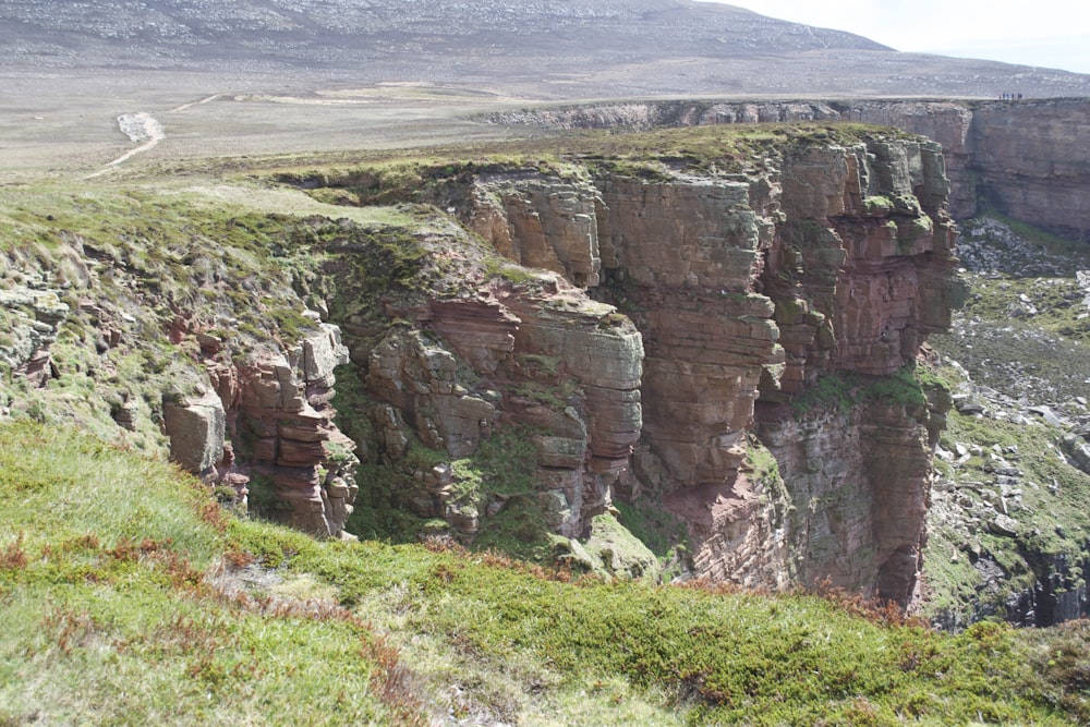 Acantilado de roca marrón