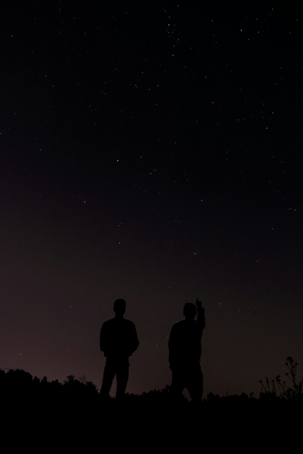Fotografia della silhouette di due persone durante il giorno
