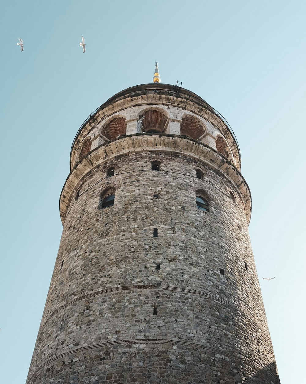 Torre de hormigón gris