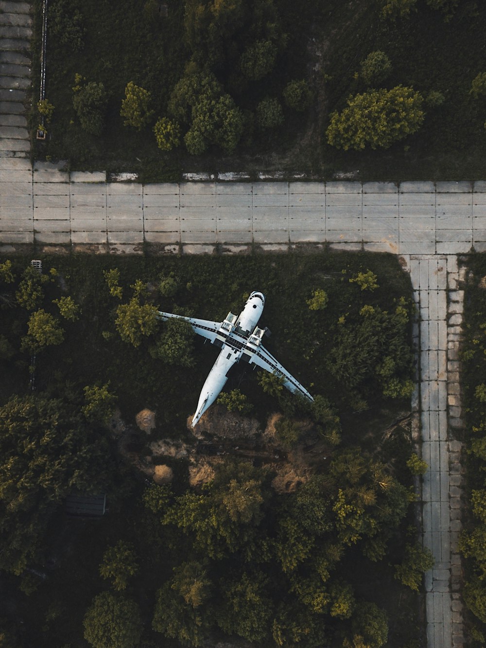 dron sobre la carretera