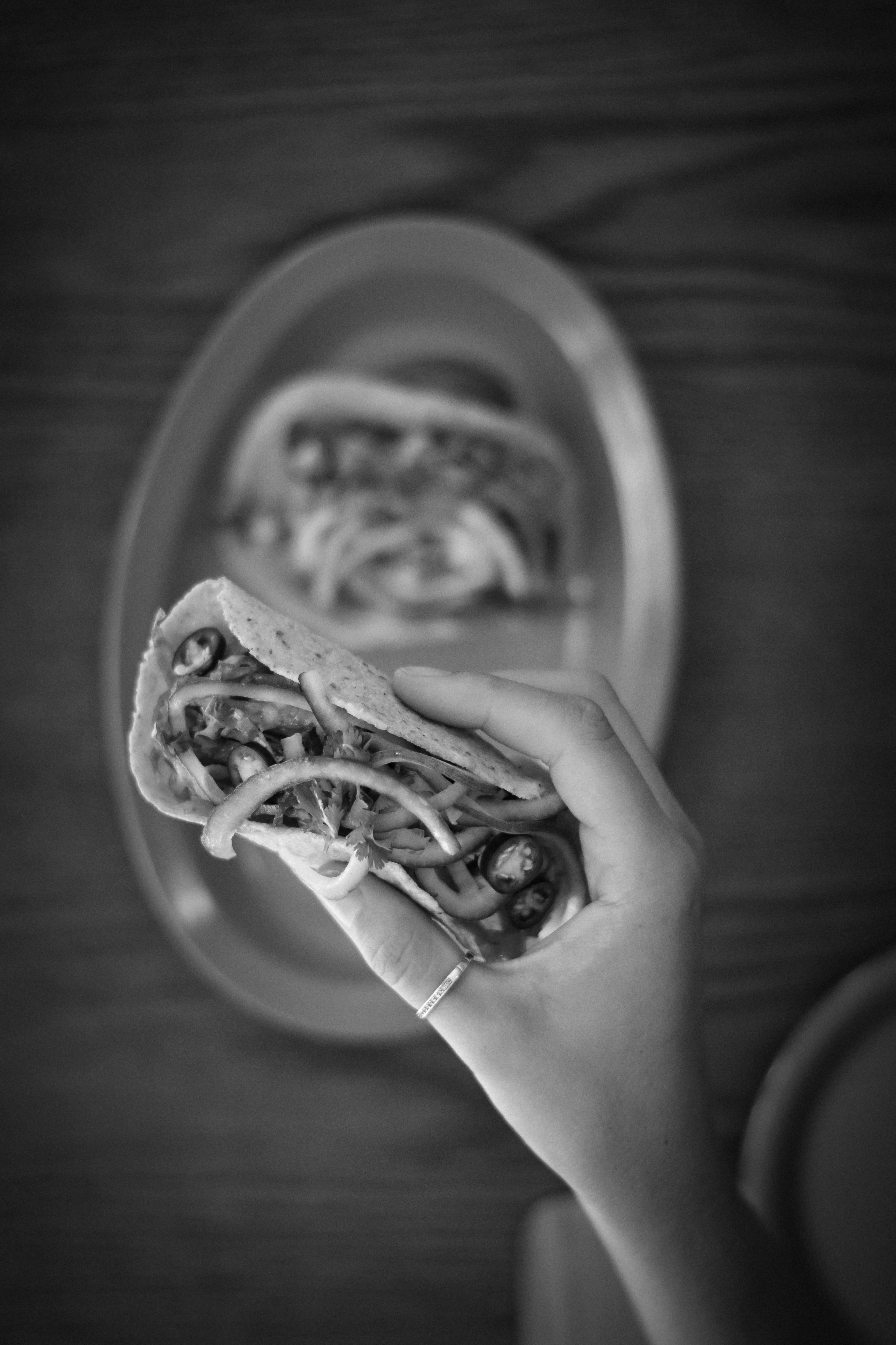 食べ物を持っている人の写真 Unsplashの無料グレー写真