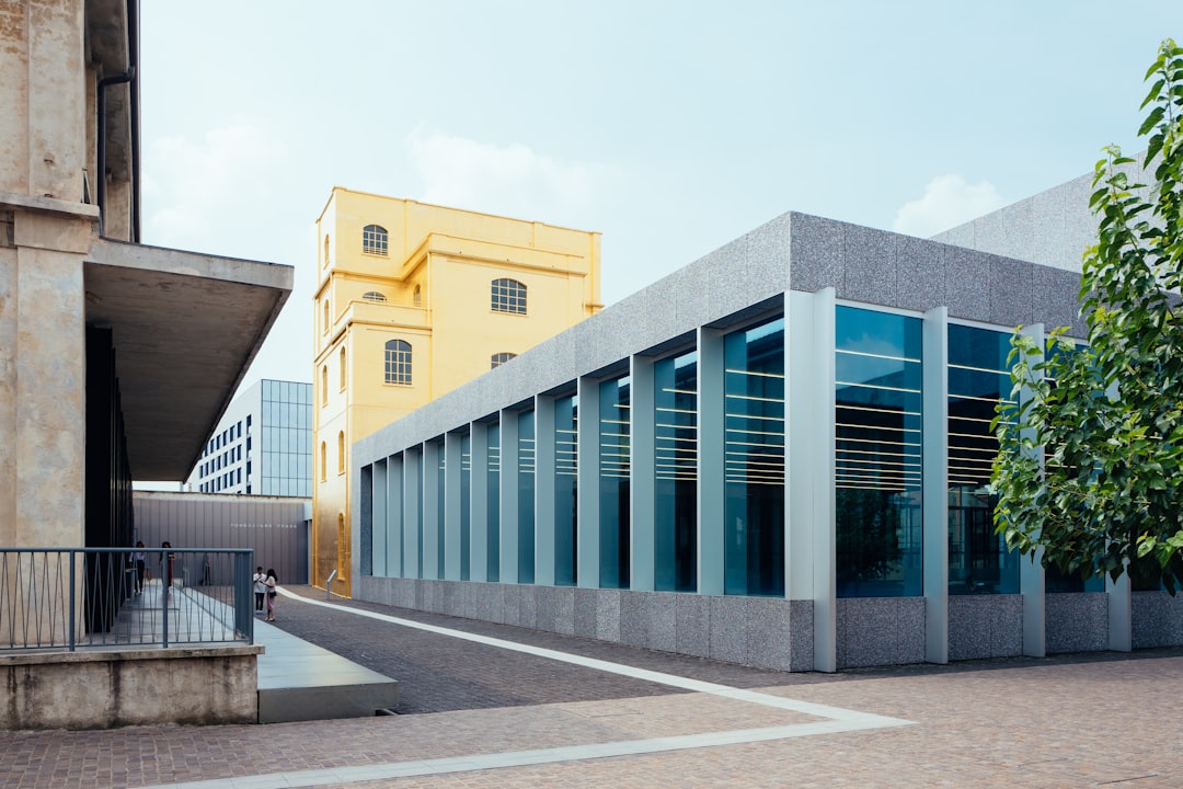 gray concrete building