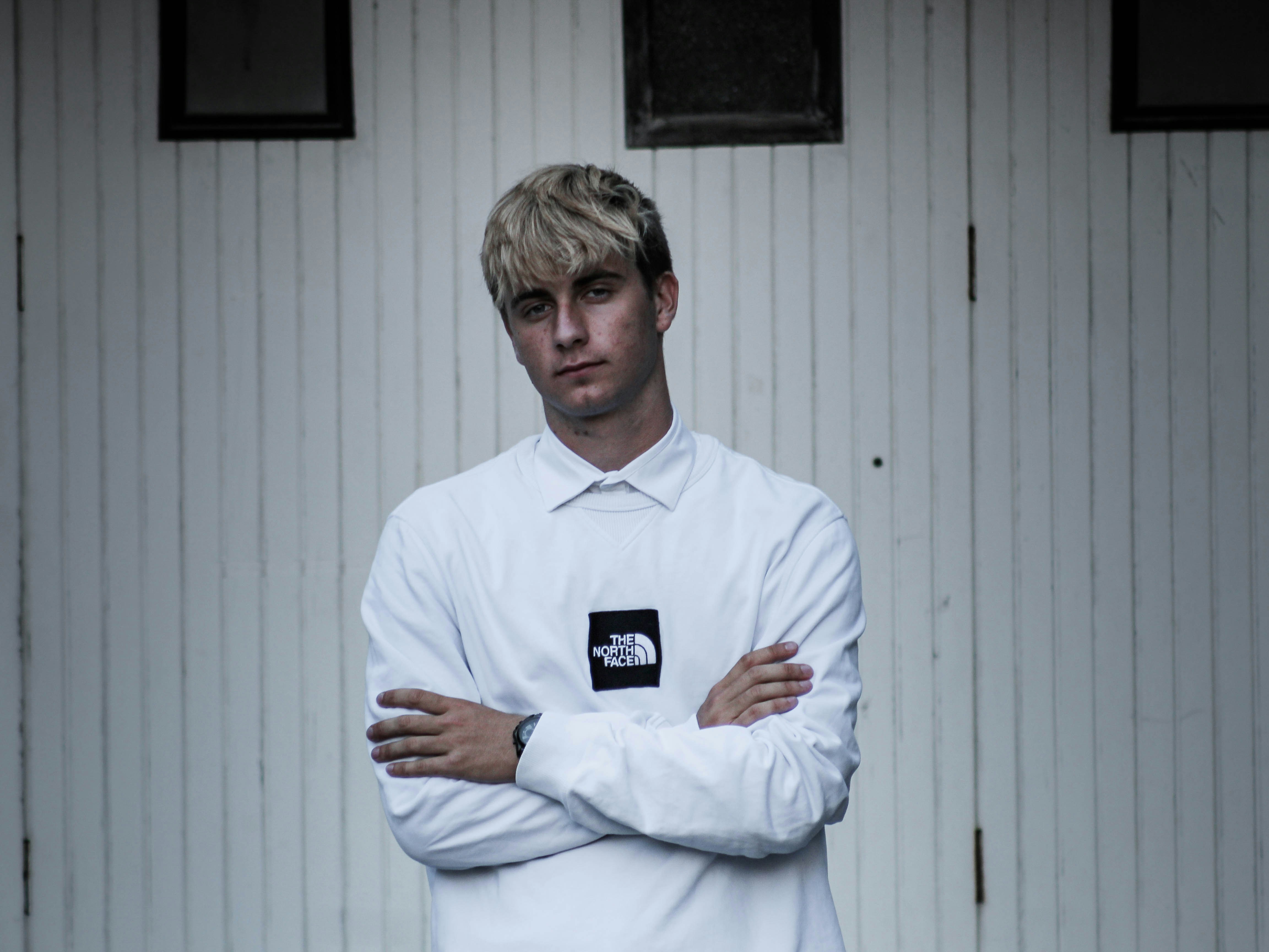 白いトレーナーを着た男の写真 Unsplashで見つけるグレーの無料写真